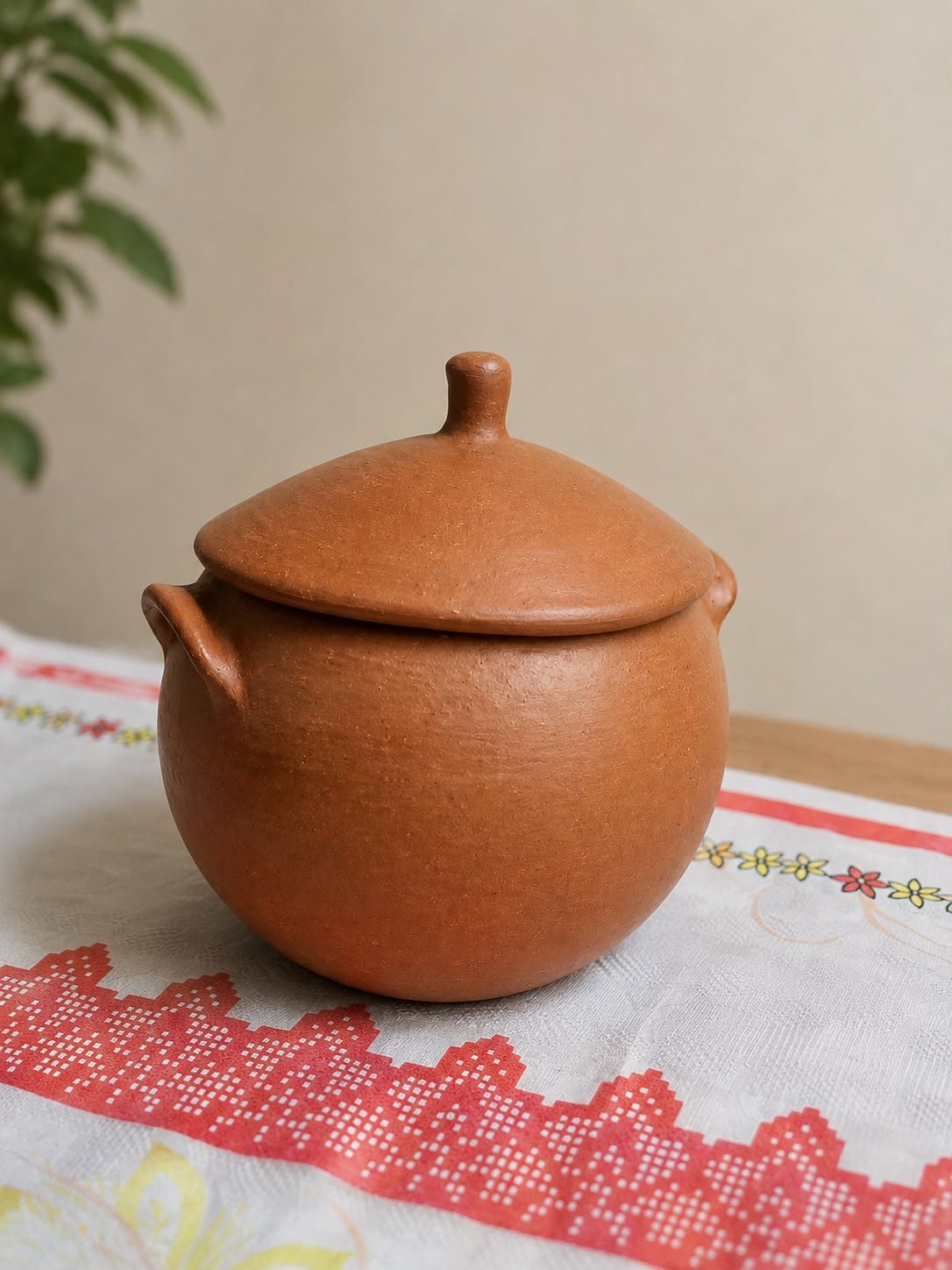 Panela de barro artesanal com tampa e alças laterais
