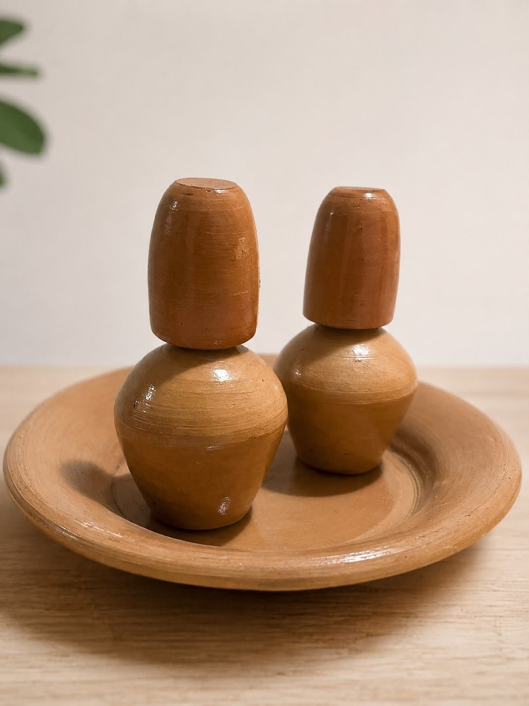 Travessa e vasos artesanais da criação Memória da Terra